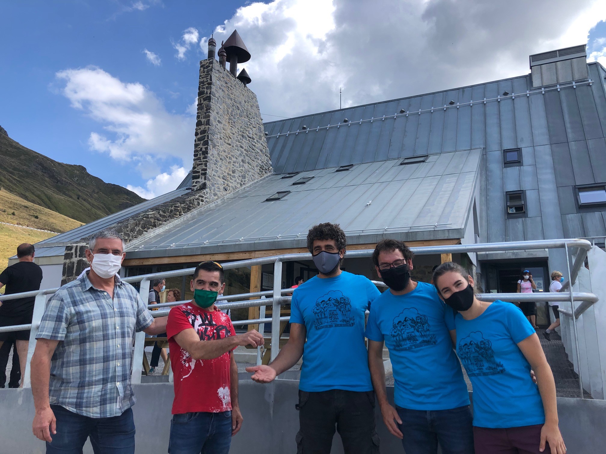 LA FEDERACION NAVARRA DE MONTAÑA ENTREGA LAS LLAVES DEL REFUGIO DE MONTAÑA "ANGEL OLORON" DE BELAGUA AL GUARDERIO
